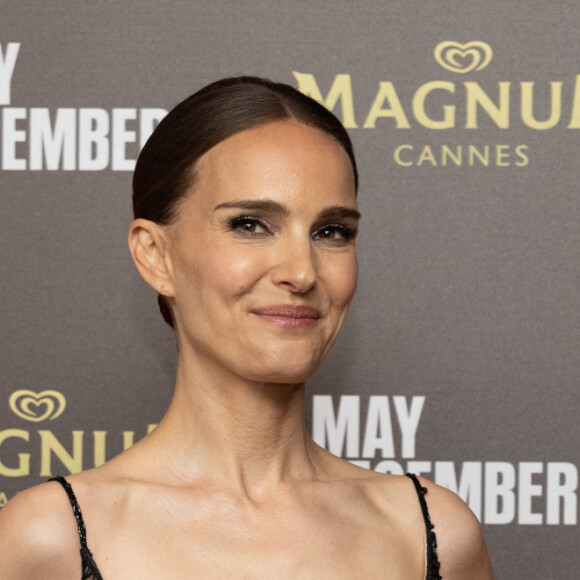 Natalie Portman au photocall de la soirée du film "May December" à la plage Magnum lors du 76ème Festival International du Film de Cannes, France, le 20 mai 2023. © Cannes Magnum/Jeremy Melloul/Bestimage