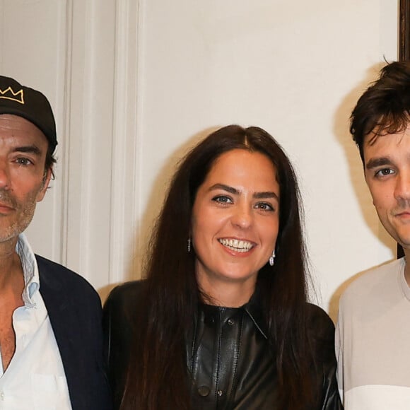 Exclusif - Anthony Delon, Anouchka Delon et Alain-Fabien Delon au cocktail à l'issue de la conférence de presse pour la vente de la collection Alain Delon chez Bonhams Cornette de Saint Cyr à Paris le 19 juin 2023. © Coadic Guirec/Bestimage 