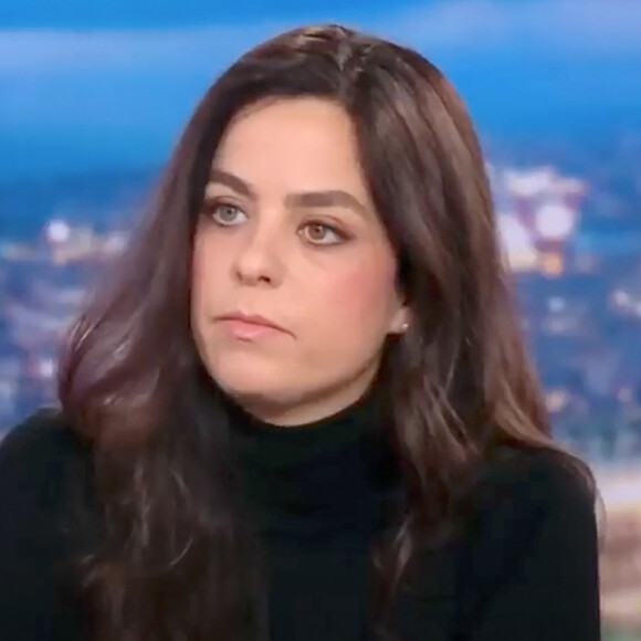"Elle a jeté le journal (interview d'Anhtony dans Paris Mathc) à la face de papa".
Captures d'écran d'Anouchka Delon qui a pris la parole face aux dernières accusations de son frère, Anthony sur le plateau du JT de Audrey Crespo-Mara sur TF1 le 7 janvier 2023.