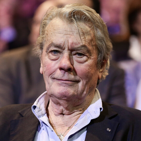 C'est une affaire qui fait du bruit, entre stupeur et malaise. Depuis quelques jours, les trois enfants d'Alain Delon se livrent une guerre sans merci, où certains verront un manque de pudeur quand d'autres comprendront un état d'urgence dans une famille pas comme les autres.
L'acteur français Alain Delon assiste au meeting d'Alain Juppé, maire de Bordeaux et candidat à la primaire de la droite et du centre (Les Républicains LR), au Zénith, à Paris, France © Stéphane Lemouton/Bestimage