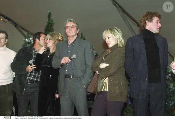 Alain Delon, Bernard Montiel, Patrick Dupond, lors du Noël des animaux sous le parrainage de Brigitte Bardot (2001)