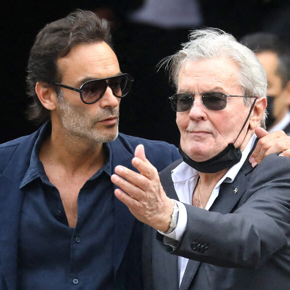 Anthony et Alain-Fabien Delon se soutiennent mutuellement.
Alain Delon et son fils Anthony - Obsèques de Jean-Paul Belmondo en l'église Saint-Germain-des-Prés, à Paris le 10 septembre 2021. © Dominique Jacovides / Bestimage 