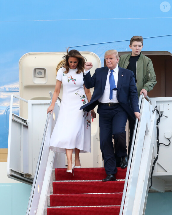 Donald J. Trump (président des Etats-Unis), avec sa femme la Première dame Melania et son fils Barron, débarquent d'Air Force One sur le tarmac de l'aéroport de Palm Beach.