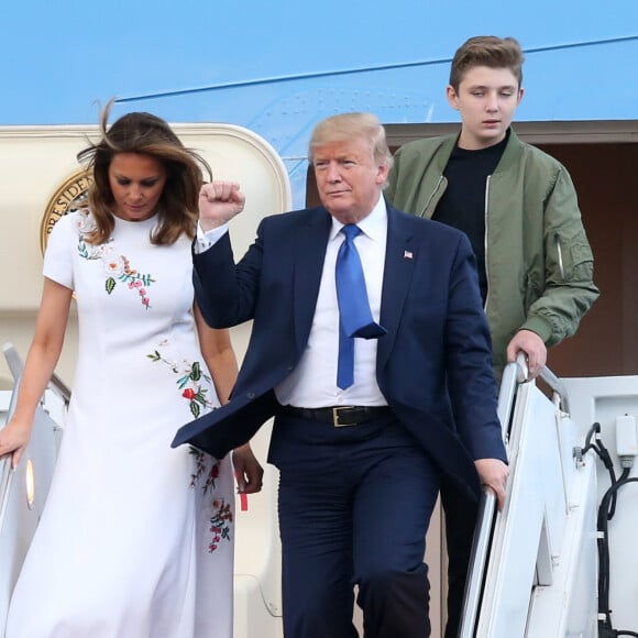 Donald J. Trump (président des Etats-Unis), avec sa femme la Première dame Melania et son fils Barron, débarquent d'Air Force One sur le tarmac de l'aéroport de Palm Beach.