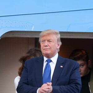 Donald J. Trump (président des Etats-Unis), avec sa femme la Première dame Melania et son fils Barron, débarquent d'Air Force One sur le tarmac de l'aéroport de Palm Beach, le 17 janvier 2020.