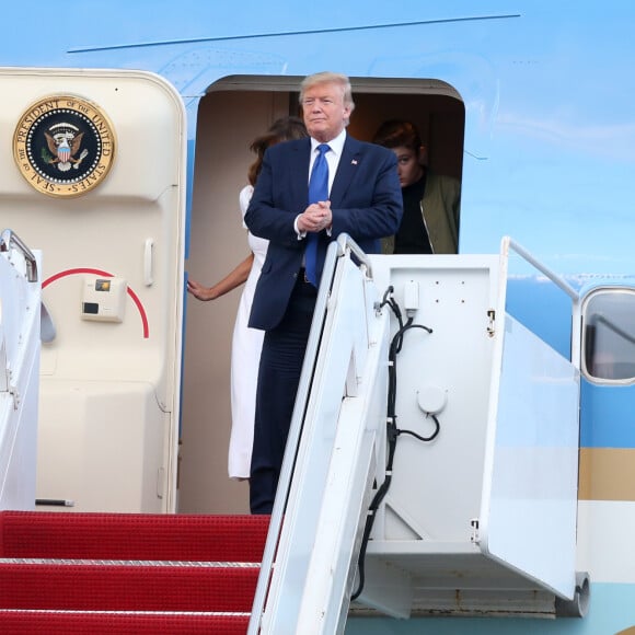 Donald J. Trump (président des Etats-Unis), avec sa femme la Première dame Melania et son fils Barron, débarquent d'Air Force One sur le tarmac de l'aéroport de Palm Beach, le 17 janvier 2020.