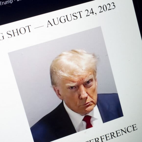 Donald Trump poste lui-même son mugshot sur le réseau X avec la légende "Ne vous rendez jamais", le 24 août 2023.