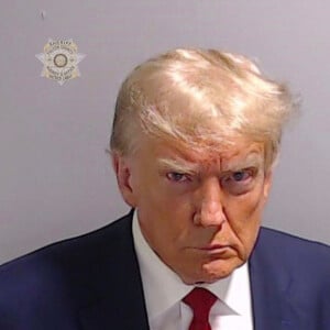 Fausses accusations ?
Mugshot de Donald Trump incarcéré une vingtaine de minutes dans la prison du comté de Fulton à Atlanta, avant d'être libéré sous caution pour un montant de 200.000 dollars.