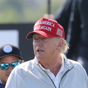 Donald J. Trump et son fils Eric jouent sur le parcours du Trump National Golf Club à Sterling, le 24 mai 2023.