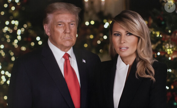 Ou tout simplement la vérité ?
Le président Donald Trump et la Première Dame Melania Trump durant leur message de Noël 2020 via une vidéo YouTube de la Maison Blanche le 25 décembre 2020 