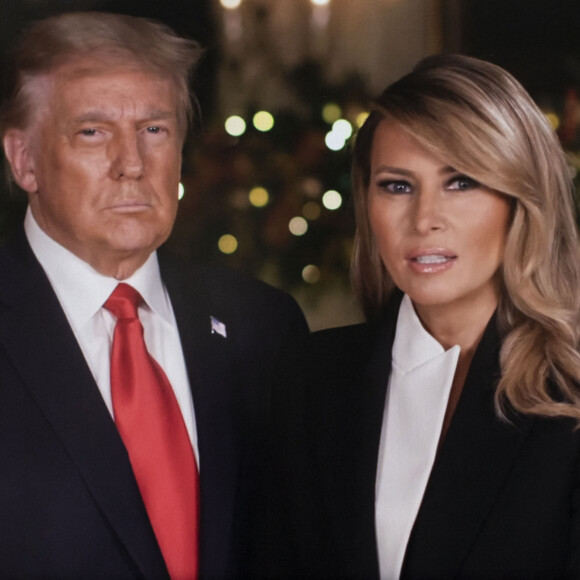 Ou tout simplement la vérité ?
Le président Donald Trump et la Première Dame Melania Trump durant leur message de Noël 2020 via une vidéo YouTube de la Maison Blanche le 25 décembre 2020 