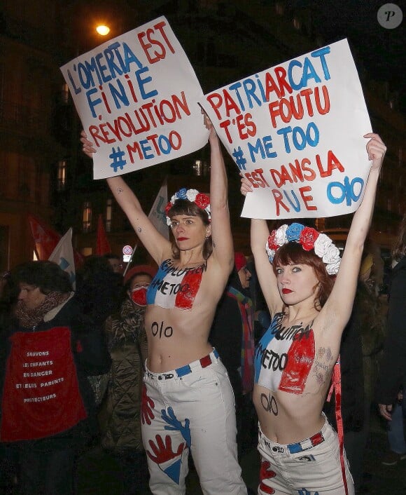 A l'appel d' associations feministes plusieurs dizaines de manifestantes se sont rassemblees à Paris pour denoncer l'impunite en matiere de violences sexistes et sexuelles dans le sillage du soutien d' Emmanuel Macron a Gerard Depardieu