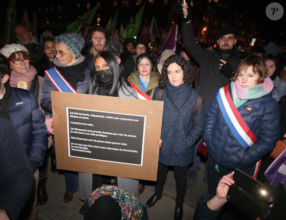 A l'appel d' associations feministes plusieurs dizaines de manifestantes se sont rassemblees à Paris pour denoncer l’impunite en matiere de violences sexistes et sexuelles dans le sillage du soutien d' Emmanuel Macron a Gerard Depardieu 