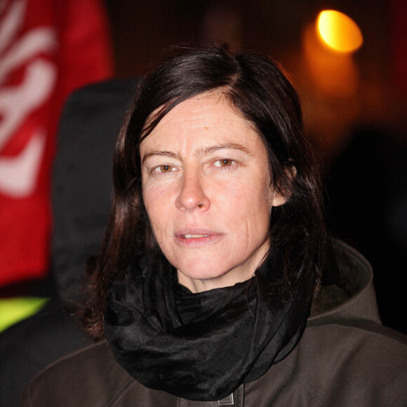 "On vient d'apprendre à l'instant que Rachida Dati était nommée ministre de la Culture", lance le journaliste, et la stupeur de celle-ci est sans appel. "Noooon", lâche alors Anna Mouglalis, sous le choc.
EXCLUSIF: A l'appel d' associations feministes plusieurs dizaines de manifestantes se sont rassemblees à Paris pour denoncer l'impunite en matiere de violences sexistes et sexuelles dans le sillage du soutien d' Emmanuel Macron a Gerard Depardieu en presence de l'actrice Anna Mouglalis