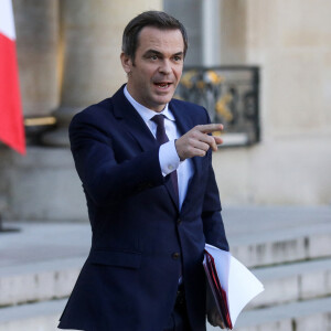 Olivier Véran, porte-parole du gouvernement à la sortie du Conseil des ministres, au palais de l'Elysée, Paris, le 20 décembre 2023 © Stéphane Lemouton / Bestimage  