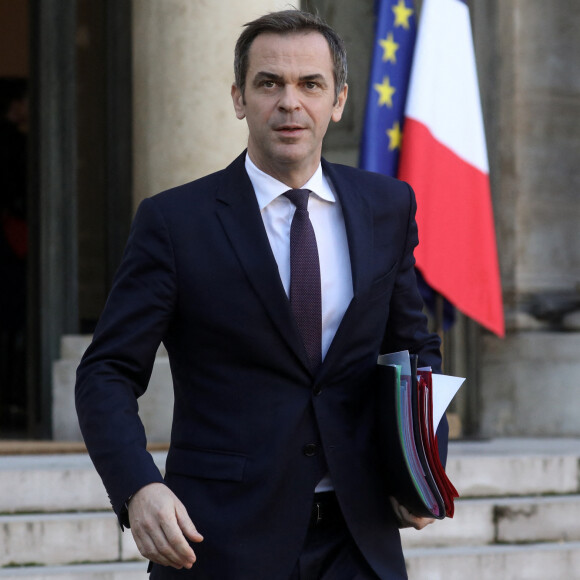 Olivier Véran, porte-parole du gouvernement à la sortie du conseil des ministres, au palais de l'Elysée, Paris, le 6 décembre 2023 © Stéphane Lemouton / Bestimage 