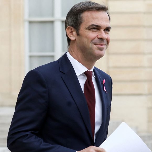 Olivier Véran, porte-parole du gouvernement à la sortie du conseil des ministres, au palais de l'Elysée, Paris, le 4 octobre 2023 © Stéphane Lemouton / Bestimage  