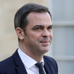 Olivier Véran était le porte-parole du gouvernement d'Elisabeth Borne, mais après la nomination de Gabriel Attal comme Premier ministre, l'heure est au changement.
Olivier Véran, ministre délégué, chargé du Renouveau démocratique, porte-parole du Gouvernement à la sortie du Conseil des ministres, au palais de l'Elysée, Paris © Stéphane Lemouton / Bestimage