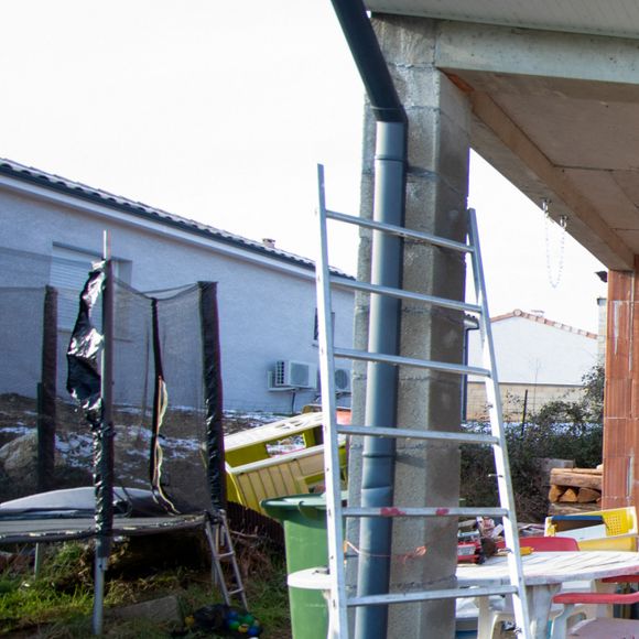 La maison en construction de Delphine Jubillar (Aussaguel) , disparue sans laisser de traces depuis le 16 décembre 2020 à Cagnac les Mines dans le Tarn. Un gendarme et une équipe du service des eaux ont mené des investigations pour chercher des traces dans le réseau raccordé à la maison. Le 7 janvier 2021  © Frédéric Maligne / Bestimage