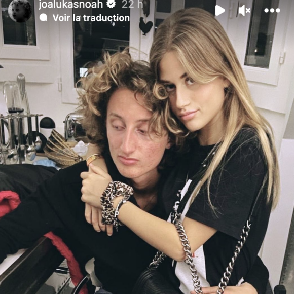 Très proche de la famille Noah, elle a d'ailleurs partagé une photographie en story Instagram où on l'aperçoit enfant avec Isabelle Camus, mère de Joalukas.
Sasha Nikolic et Joalukas Noah