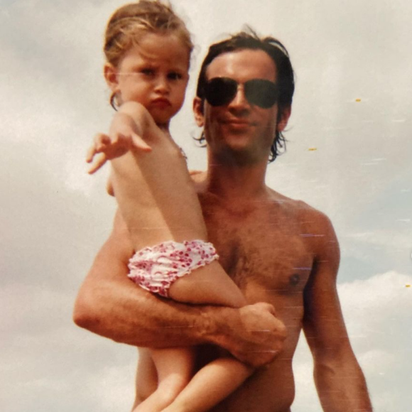 Orpheline de père depuis le 16 septembre 2009 et la mort de son papa alors qu'elle n'avait que 4 ans, la jeune fille avait révélé dans l'émission 50 Mn Inside qu'elle était persuadée qu'il était son ange gardien.
Le défunt Filip Nikolic et sa fille Sasha. Photo publiée le 1er septembre 2020.