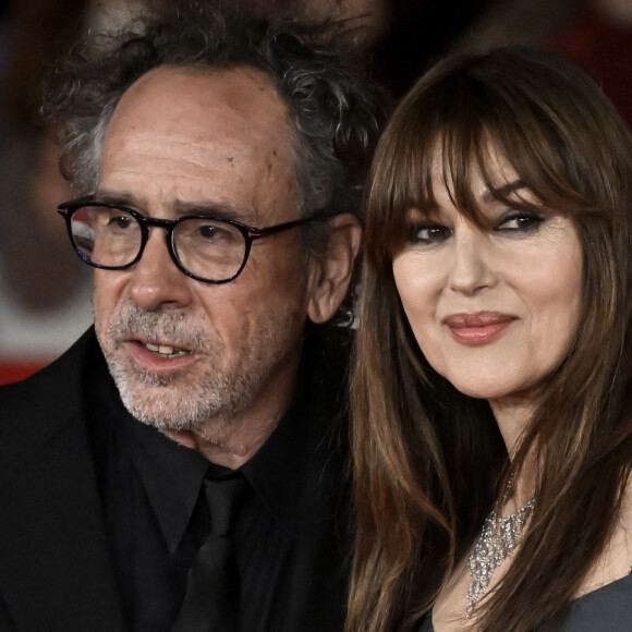 En passant aux abord du Peacock Theatre, les amoureux ont accepté de prendre la pose pour les photographes tout en se tenant tendrement la main.
Monica Bellucci et Tim Burton à la première du film "Maria Callas, Lettres et Mémoires" lors du 18ème Rome International Film Festival, à l'auditorium Parco Della Musica de Rome, Italie, le 20 octobre 2023. © Inide / Panoramic / Bestimage