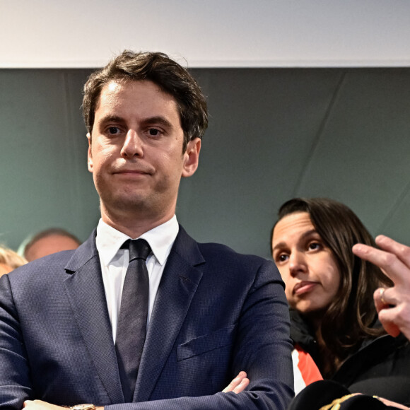 Gabriel Attal, premier ministre en visite au commissariat de Police Nationale d'Ermont-Eaubonne. Le 10 janvier 2024 © Eric Tschaen / Pool / Bestimage