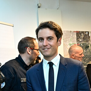 Gabriel Attal, premier ministre avec Gerald Darmanin, ministre de l'Interieur en visite au commissariat de Police Nationale d'Ermont-Eaubonne. Le 10 janvier 2024 © Eric Tschaen / Pool / Bestimage