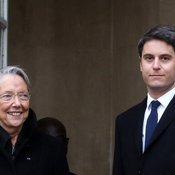 S'il a accepté de succéder à Elisabeth Borne, c'est parce qu'Emmanuel Macron a rassuré Gabriel Attal sur son potentiel à ce poste comme il l'a fait savoir à "Paris Match"
Passation de pouvoirs entre l'ancienne Première ministre Elisabeth Borne et le nouveau Premier ministre Gabriel Attal à l'hôtel de Matignon, à Paris, France, le 9 janvier 2024. © Stéphane Lemouton/Bestimage 