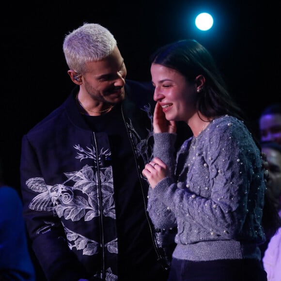 Il a d'ailleurs consolé une fan, très émue par sa présence sur le plateau.
Exclusif - M. Pokora (Matt Pokora) console une de ses fans très émue par sa présence - Enregistrement de l'émission "La boîte à secrets N°17", présentée par F.Bollaert et diffusée le 19 janvier sur France 3 © Christophe Clovis / Bestimage