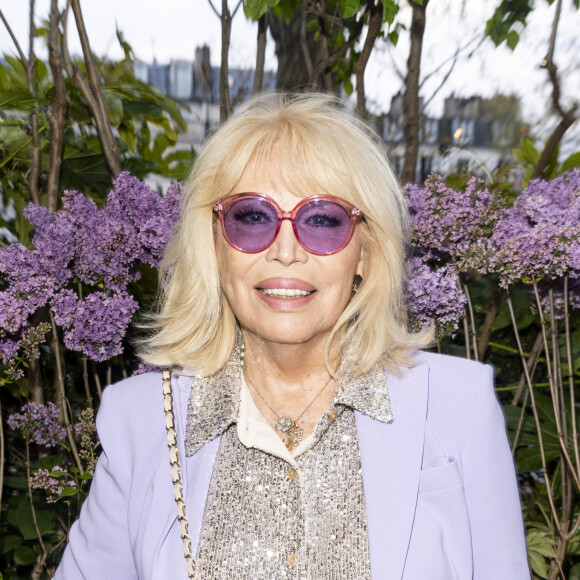 Amanda Lear pose lors de la remise du prix littéraire "La Closerie des Lilas" à la Closerie des Lilas à Paris, le 18 avril 2023. © Pierre Perusseau/Bestimage