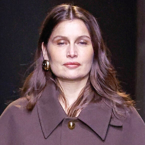 Alexandre Mattiussi a tiré son épingle du jeu en proposant un défilé complètement mixte.
Laetitia Casta - Défilé AMI, collection homme prêt-à-porter automne-hiver 2024 lors de la Fashion Week de Paris (PFW).