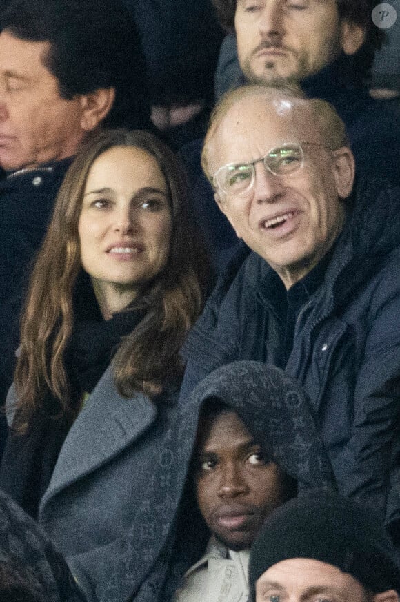 Natalie Portman et son père Avner Hershlag - Les célébrités assistent au match de football PSG - Nantes (2 - 1) au Parc des Princes à Paris, le 9 décembre 2023. © Cyril Moreau / Bestimage