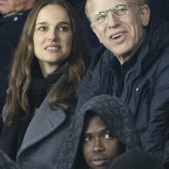 Natalie Portman et son père Avner Hershlag - Les célébrités assistent au match de football PSG - Nantes (2 - 1) au Parc des Princes à Paris, le 9 décembre 2023. © Cyril Moreau / Bestimage