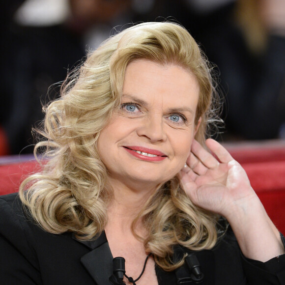 Isabelle Nanty - Enregistrement de l'émission "Vivement Dimanche" à Paris le 3 Fevrier 2016 et qui sera diffusée le 7 Fevrier 2016. Invité principal Kev Adams. © Coadic Guirec/Bestimage
