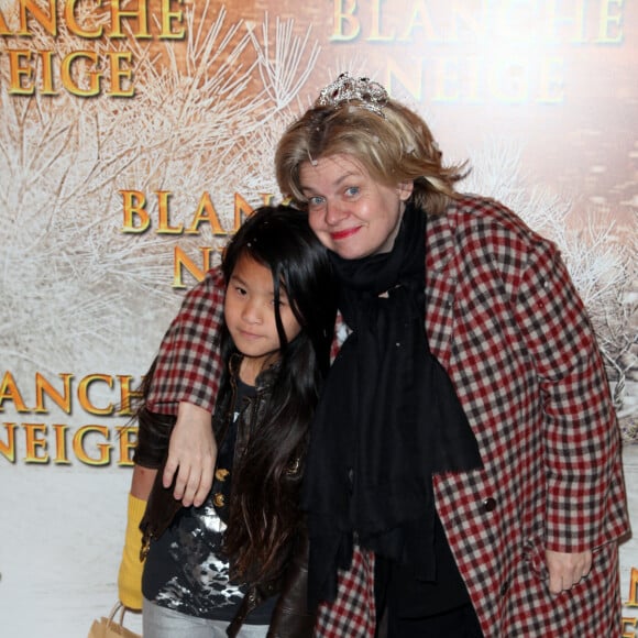 Isabelle Nanty et sa fille Tallulah à la première du film "Blanche-Neige" au Gaumont Opéra à Paris le 1er avril 2012