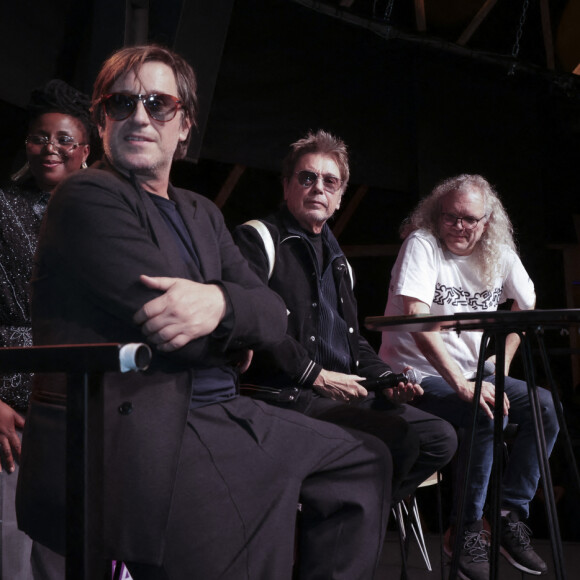 Jean-Michel Jarre était au Mans ce week-end
Exclusif - Thomas Dutronc, Jean-Michel Jarre, Hervé Déjardin (ingénieur du son) - Le compositeur Jean-Michel Jarre, parrain de la biennale du son "Le Mans sonore" a inauguré le Dôme sonore, à guichets fermés sur la place des Jacobins avec Thomas Dutronc et Stéphane Le Foll et a présenté sa dernière création, " Oxymore " au Mans. Heureux et honoré ", l'artiste s'est confié, quelques minutes avant l'événement, revenant sur l'importance de ce dôme " immersif ". " Pendant des siècles, notre rapport à la musique a été frontal ", a-t-il rappelé. ' " On a un rapport 2D avec la musique, ce qui est assez paradoxal puisque notre rapport au son dans le quotidien, c'est un rapport immersif, à 360 degrés. " Cette structure en bois, montée en une semaine, sur la place des Jacobins, au Mans permet une immersion sonore exceptionnelle. Dans la demi-sphère d'une hauteur de 9 mètres et d'un diamètre de 20 mètres qui peut accueillir jusqu'à 600 personnes debout, se dérouleront des concerts (de Meule et de Molécule) ainsi que du cinéma sonore de Radio France. © Jack Tribeca / Bestimage 