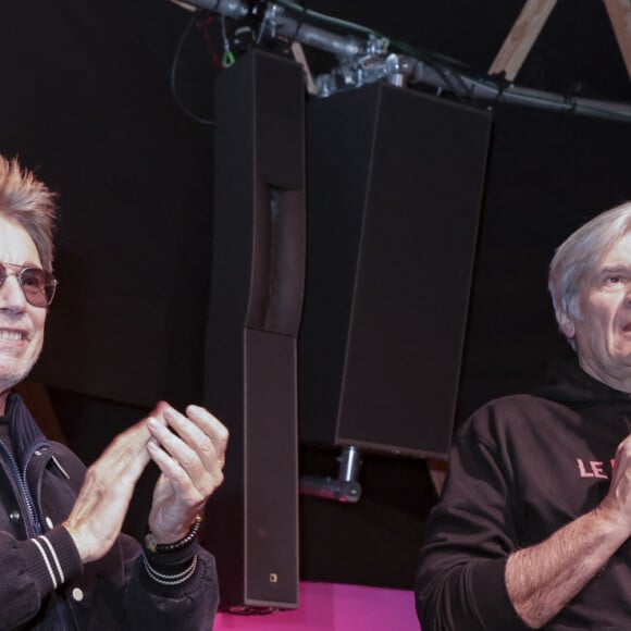 Exclusif - Jean-Michel Jarre, Stéphane Le Foll - Le compositeur Jean-Michel Jarre, parrain de la biennale du son "Le Mans sonore" a inauguré le Dôme sonore, à guichets fermés sur la place des Jacobins avec Thomas Dutronc et Stéphane Le Foll et a présenté sa dernière création, " Oxymore " au Mans le samedi 20 janvier 2024. " Heureux et honoré ", l'artiste s'est confié, quelques minutes avant l'événement, revenant sur l'importance de ce dôme " immersif ". " Pendant des siècles, notre rapport à la musique a été frontal ", a-t-il rappelé. ' " On a un rapport 2D avec la musique, ce qui est assez paradoxal puisque notre rapport au son dans le quotidien, c'est un rapport immersif, à 360 degrés. " Cette structure en bois, montée en une semaine, sur la place des Jacobins, au Mans permet une immersion sonore exceptionnelle. Dans la demi-sphère d'une hauteur de 9 mètres et d'un diamètre de 20 mètres qui peut accueillir jusqu'à 600 personnes debout, se dérouleront jusqu'au 28 janvier des concerts (de Meule et de Molécule) ainsi que du cinéma sonore de Radio France. © Jack Tribeca / Bestimage 