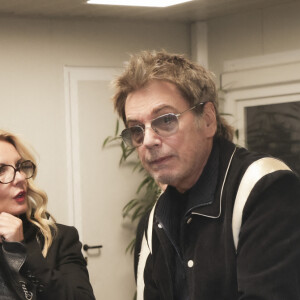 Exclusif - Thomas Dutronc, Carole Fernandez, Jean-Michel Jarre - Le compositeur Jean-Michel Jarre, parrain de la biennale du son "Le Mans sonore" a inauguré le Dôme sonore, à guichets fermés sur la place des Jacobins avec Thomas Dutronc et Stéphane Le Foll et a présenté sa dernière création, " Oxymore " au Mans le samedi 20 janvier 2024. " Heureux et honoré ", l'artiste s'est confié, quelques minutes avant l'événement, revenant sur l'importance de ce dôme " immersif ". " Pendant des siècles, notre rapport à la musique a été frontal ", a-t-il rappelé. ' " On a un rapport 2D avec la musique, ce qui est assez paradoxal puisque notre rapport au son dans le quotidien, c'est un rapport immersif, à 360 degrés. " Cette structure en bois, montée en une semaine, sur la place des Jacobins, au Mans permet une immersion sonore exceptionnelle. Dans la demi-sphère d'une hauteur de 9 mètres et d'un diamètre de 20 mètres qui peut accueillir jusqu'à 600 personnes debout, se dérouleront jusqu'au 28 janvier des concerts (de Meule et de Molécule) ainsi que du cinéma sonore de Radio France. © Jack Tribeca / Bestimage 