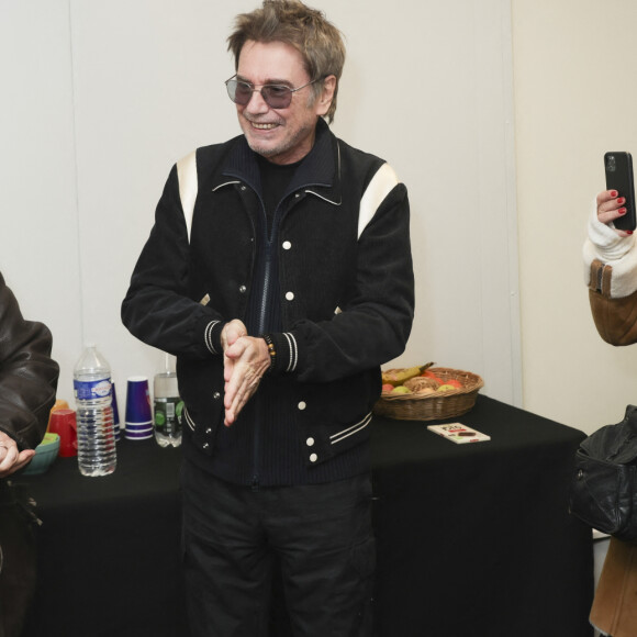 Exclusif - Emmanuel Aubry (préfet de la Sarthe), Jean-Michel Jarre, Thomas Dutronc - Le compositeur Jean-Michel Jarre, parrain de la biennale du son "Le Mans sonore" a inauguré le Dôme sonore, à guichets fermés sur la place des Jacobins avec Thomas Dutronc et Stéphane Le Foll et a présenté sa dernière création, " Oxymore " au Mans le samedi 20 janvier 2024. " Heureux et honoré ", l'artiste s'est confié, quelques minutes avant l'événement, revenant sur l'importance de ce dôme " immersif ". " Pendant des siècles, notre rapport à la musique a été frontal ", a-t-il rappelé. ' " On a un rapport 2D avec la musique, ce qui est assez paradoxal puisque notre rapport au son dans le quotidien, c'est un rapport immersif, à 360 degrés. " Cette structure en bois, montée en une semaine, sur la place des Jacobins, au Mans permet une immersion sonore exceptionnelle. Dans la demi-sphère d'une hauteur de 9 mètres et d'un diamètre de 20 mètres qui peut accueillir jusqu'à 600 personnes debout, se dérouleront jusqu'au 28 janvier des concerts (de Meule et de Molécule) ainsi que du cinéma sonore de Radio France. © Jack Tribeca / Bestimage 