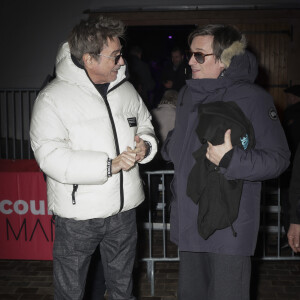 Exclusif - Jean-Michel Jarre, Thomas Dutronc - Le compositeur Jean-Michel Jarre, parrain de la biennale du son "Le Mans sonore" a inauguré le Dôme sonore, à guichets fermés sur la place des Jacobins avec Thomas Dutronc et Stéphane Le Foll et a présenté sa dernière création, " Oxymore " au Mans le samedi 20 janvier 2024. " Heureux et honoré ", l'artiste s'est confié, quelques minutes avant l'événement, revenant sur l'importance de ce dôme " immersif ". " Pendant des siècles, notre rapport à la musique a été frontal ", a-t-il rappelé. ' " On a un rapport 2D avec la musique, ce qui est assez paradoxal puisque notre rapport au son dans le quotidien, c'est un rapport immersif, à 360 degrés. " Cette structure en bois, montée en une semaine, sur la place des Jacobins, au Mans permet une immersion sonore exceptionnelle. Dans la demi-sphère d'une hauteur de 9 mètres et d'un diamètre de 20 mètres qui peut accueillir jusqu'à 600 personnes debout, se dérouleront jusqu'au 28 janvier des concerts (de Meule et de Molécule) ainsi que du cinéma sonore de Radio France. © Jack Tribeca / Bestimage 