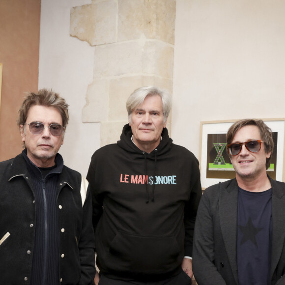 Exclusif - Jean-Michel Jarre, Stéphane Le Foll, Thomas Dutronc - Le compositeur Jean-Michel Jarre, parrain de la biennale du son "Le Mans sonore" a inauguré le Dôme sonore, à guichets fermés sur la place des Jacobins avec Thomas Dutronc et Stéphane Le Foll et a présenté sa dernière création, " Oxymore " au Mans le samedi 20 janvier 2024. " Heureux et honoré ", l'artiste s'est confié, quelques minutes avant l'événement, revenant sur l'importance de ce dôme " immersif ". " Pendant des siècles, notre rapport à la musique a été frontal ", a-t-il rappelé. ' " On a un rapport 2D avec la musique, ce qui est assez paradoxal puisque notre rapport au son dans le quotidien, c'est un rapport immersif, à 360 degrés. " Cette structure en bois, montée en une semaine, sur la place des Jacobins, au Mans permet une immersion sonore exceptionnelle. Dans la demi-sphère d'une hauteur de 9 mètres et d'un diamètre de 20 mètres qui peut accueillir jusqu'à 600 personnes debout, se dérouleront jusqu'au 28 janvier des concerts (de Meule et de Molécule) ainsi que du cinéma sonore de Radio France. © Jack Tribeca / Bestimage 