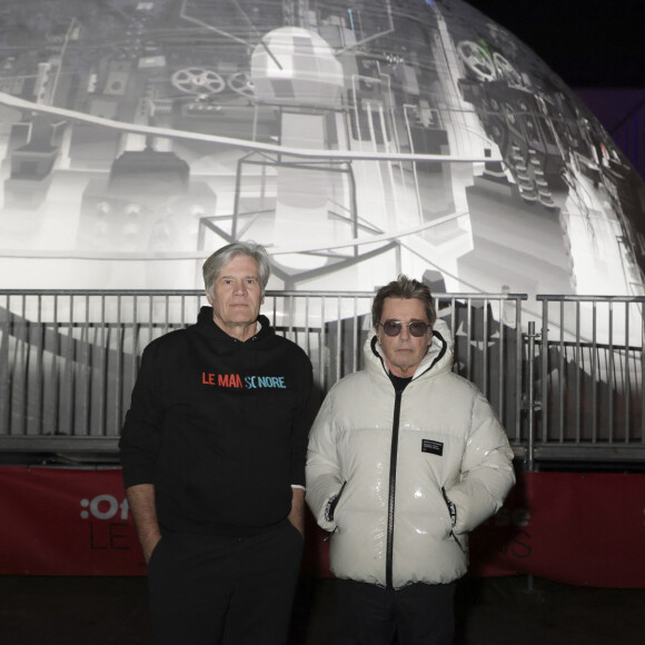 Exclusif - Stéphane Le Foll, Jean-Michel Jarre - Le compositeur Jean-Michel Jarre, parrain de la biennale du son "Le Mans sonore" a inauguré le Dôme sonore, à guichets fermés sur la place des Jacobins avec Thomas Dutronc et Stéphane Le Foll et a présenté sa dernière création, " Oxymore " au Mans le samedi 20 janvier 2024. " Heureux et honoré ", l'artiste s'est confié, quelques minutes avant l'événement, revenant sur l'importance de ce dôme " immersif ". " Pendant des siècles, notre rapport à la musique a été frontal ", a-t-il rappelé. ' " On a un rapport 2D avec la musique, ce qui est assez paradoxal puisque notre rapport au son dans le quotidien, c'est un rapport immersif, à 360 degrés. " Cette structure en bois, montée en une semaine, sur la place des Jacobins, au Mans permet une immersion sonore exceptionnelle. Dans la demi-sphère d'une hauteur de 9 mètres et d'un diamètre de 20 mètres qui peut accueillir jusqu'à 600 personnes debout, se dérouleront jusqu'au 28 janvier des concerts (de Meule et de Molécule) ainsi que du cinéma sonore de Radio France. © Jack Tribeca / Bestimage 