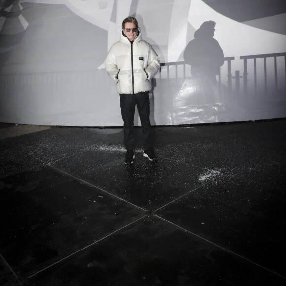 Exclusif - Jean-Michel Jarre - Le compositeur Jean-Michel Jarre, parrain de la biennale du son "Le Mans sonore" a inauguré le Dôme sonore, à guichets fermés sur la place des Jacobins avec Thomas Dutronc et Stéphane Le Foll et a présenté sa dernière création, " Oxymore " au Mans le samedi 20 janvier 2024. " Heureux et honoré ", l'artiste s'est confié, quelques minutes avant l'événement, revenant sur l'importance de ce dôme " immersif ". " Pendant des siècles, notre rapport à la musique a été frontal ", a-t-il rappelé. ' " On a un rapport 2D avec la musique, ce qui est assez paradoxal puisque notre rapport au son dans le quotidien, c'est un rapport immersif, à 360 degrés. " Cette structure en bois, montée en une semaine, sur la place des Jacobins, au Mans permet une immersion sonore exceptionnelle. Dans la demi-sphère d'une hauteur de 9 mètres et d'un diamètre de 20 mètres qui peut accueillir jusqu'à 600 personnes debout, se dérouleront jusqu'au 28 janvier des concerts (de Meule et de Molécule) ainsi que du cinéma sonore de Radio France. © Jack Tribeca / Bestimage 