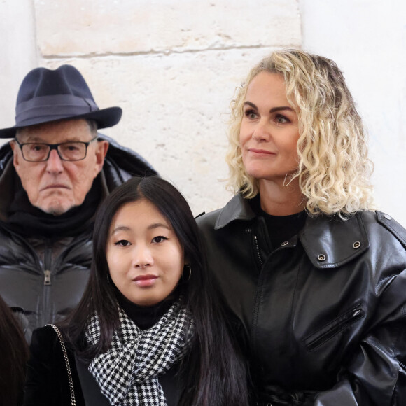 Laeticia et Jade Hallyday, Jean-Claude Camus lors de l'inauguration d'une plaque commémorative en hommage à Johnny Hallyday devant l'immeuble où le chanteur français a grandi dans le 9ème arrondissement de Paris, France, le 22 décembre 2023. © Dominique Jacovides/Bestimage