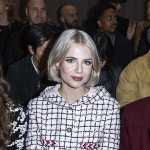La fille de Caroline de Monaco a pris place à côté de Lucy Boynton et son compagnon Murdo Mitchell 
Charlotte Casiraghi, Lucy Boynton et son compagnon Murdo Mitchell - Front row du défilé de mode Haute-Couture automne-hiver 2024/2025 "Chanel" au Grand Palais Ephémère lors de la fashion week de Paris. Le 23 janvier 2024 © Olivier Borde / Bestimage 