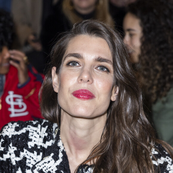 Ambassadrice de la marque depuis 2020, Charlotte Casiraghi était bel et bien présente pour admirer la nouvelle collectione Haute Couture imaginée par Virginie Viard
Charlotte Casiraghi - Front row du défilé de mode Haute-Couture automne-hiver 2024/2025 "Chanel" au Grand Palais Ephémère lors de la fashion week de Paris. Le 23 janvier 2024 © Olivier Borde / Bestimage 