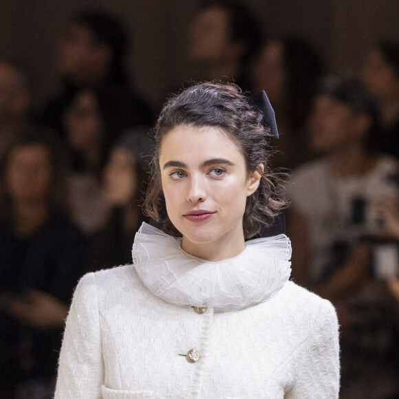 Le look idéal pour admirer Margaret Qualley, fille d'Andie MacDowell, défiler pour la marque !
Margaret Qualley - Défilé de mode Haute-Couture automne-hiver 2024/2025 "Chanel" au Grand Palais Ephémère lors de la fashion week de Paris. Le 23 janvier 2024 © Olivier Borde / Bestimage 