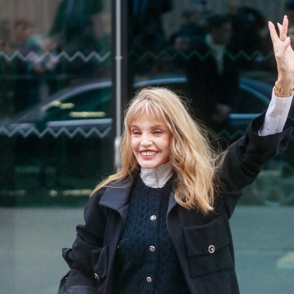 Arielle Dombasle - Arrivées au défilé de mode Haute-Couture automne-hiver 2024/2025 "Chanel" au Grand Palais Ephémère lors de la fashion week de Paris. Le 23 janvier 2024 © Christophe Clovis / Bestimage 