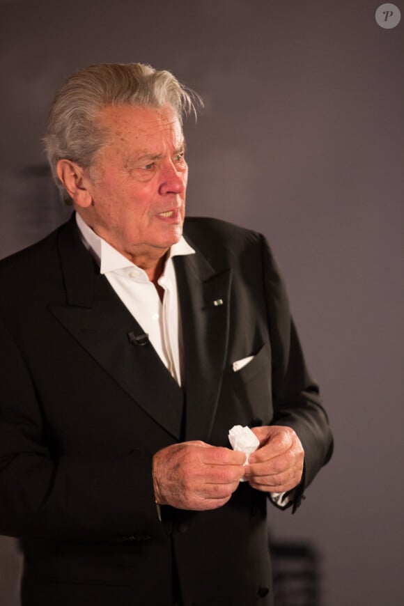 L'acteur de 88 ans l'a éconduite
L'icône du cinéma français Alain Delon, invité d’honneur, annonce sa retraite pour la fin 2017, lors du Festival du film policier de Liège, Belgique, le 5 mai 2017.